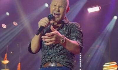 Eduardo Costa aparece careca em show e motivo vem a