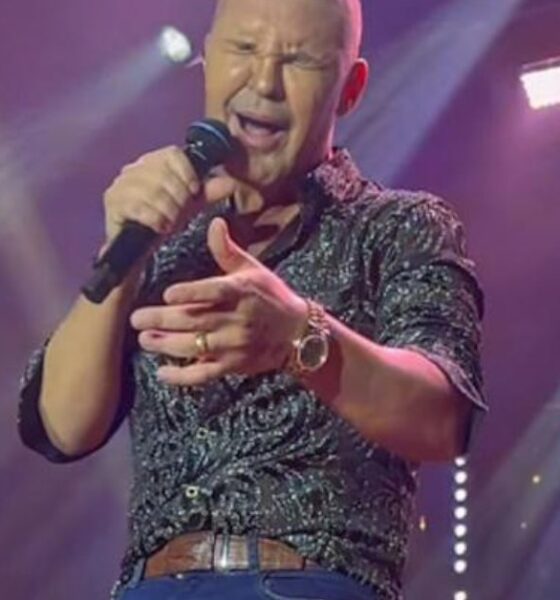 Eduardo Costa aparece careca em show e motivo vem a