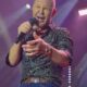 Eduardo Costa aparece careca em show e motivo vem a