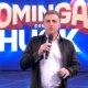 Famosas fazem as pazes no palco do Domingao e pegam