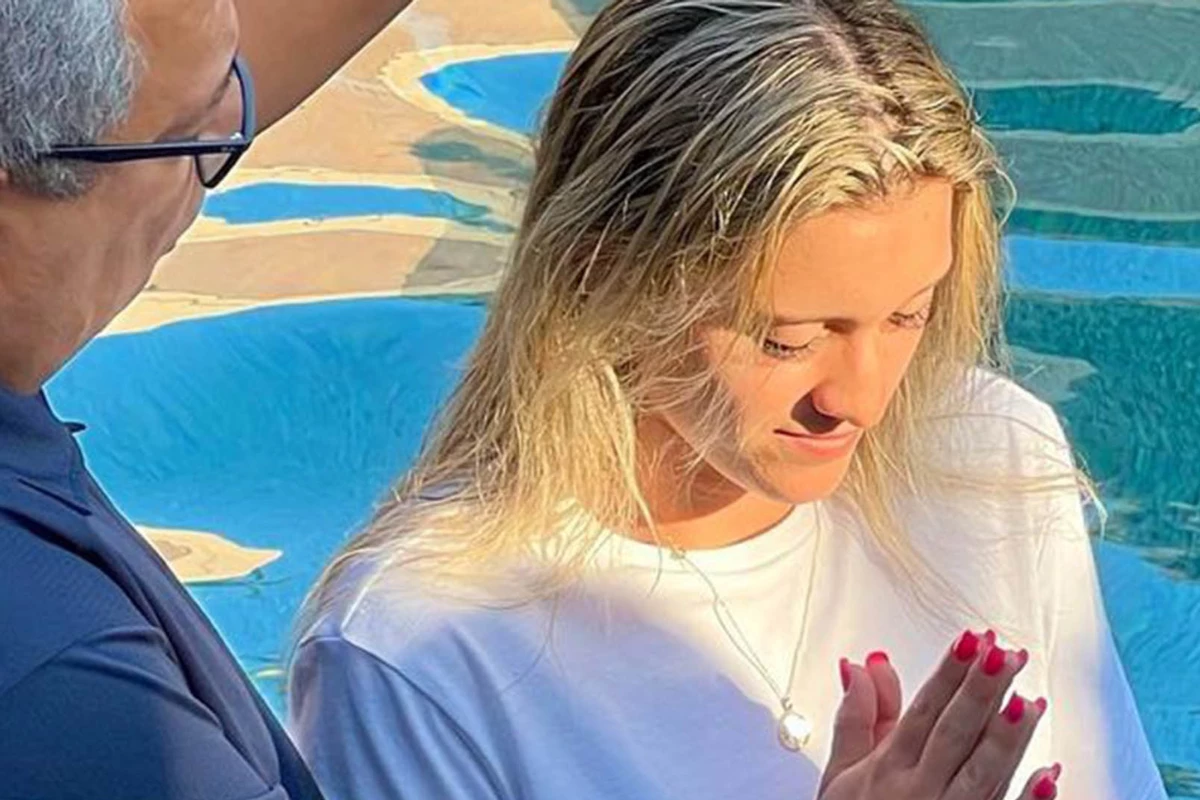 Filha de Gugu confessa fé em Jesus Cristo e é batizada; mãe se pronunciou 31 Filha de Gugu confessa fe em Jesus Cristo e e