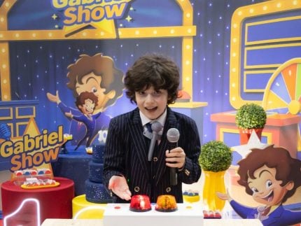 Gabriel Avellar vira “Silvio Santos mirim” e celebra 10 anos com elenco do SBT 31 Gabriel Avellar vira Silvio Santos mirim e celebra 10 anos