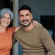 Julio Rocha presenteia a mae com harmonizacao facial e publica
