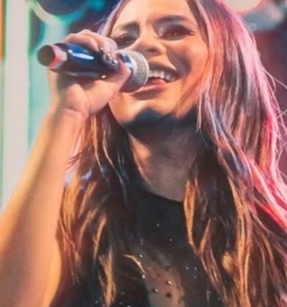 Lexa sobe ao palco pela primeira vez desde a morte