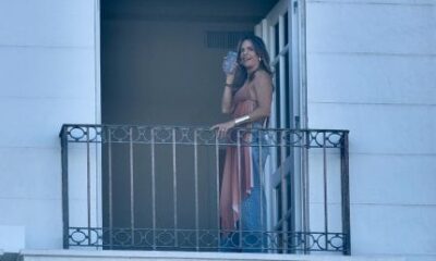 Livia Rossy aparece em janela do Copacabana Palace e posa