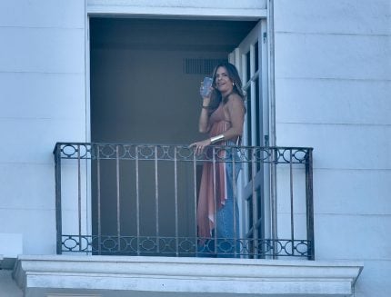 Livia Rossy aparece em janela do Copacabana Palace e posa