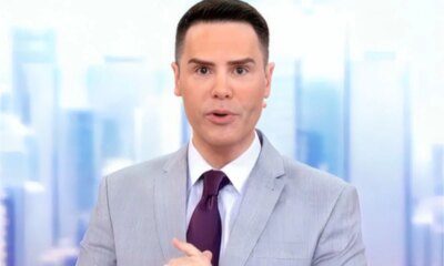 Luiz Bacci estreia no SBT cutucando a Record e agradecendo