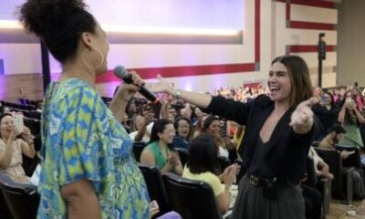 Mulher surpreende Giovanna Antonelli com performance de Alcione em evento