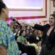 Mulher surpreende Giovanna Antonelli com performance de Alcione em evento
