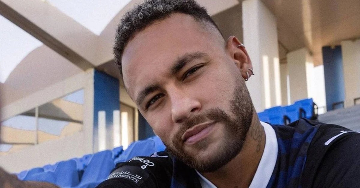 Neymar Jr encanta web com registros das filhas Mavie e