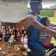 Nicolas Prattes ganha festa intimista e carinho especial de Zoe