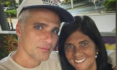 O amor venceu Bruno Gagliasso posa ao lado da mae