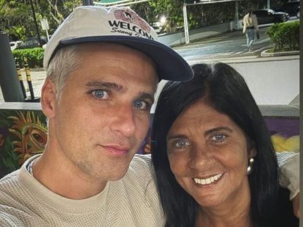 O amor venceu: Bruno Gagliasso posa ao lado da mãe após desavenças políticas 31 O amor venceu Bruno Gagliasso posa ao lado da mae