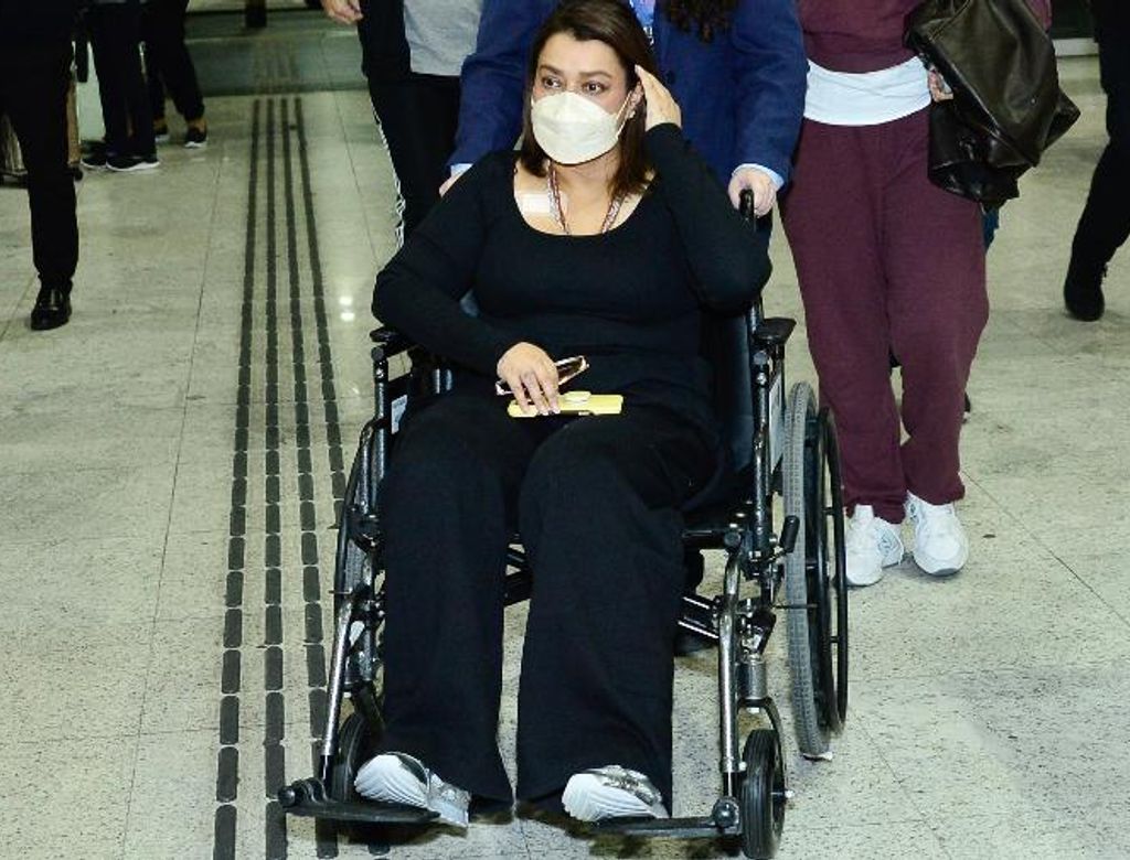 Preta Gil embarca de cadeira de rodas para tratamento de câncer nos Estados Unidos 37 Preta Gil Embarca No Aeroporto Internacional De Guarulhos Em Sao Paulo 1747092655523 V2 900x506(1)