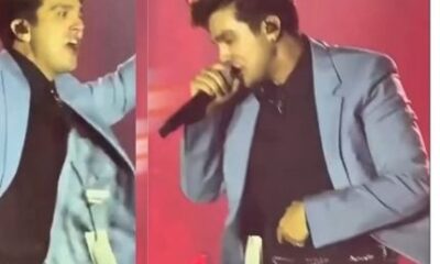 Quem nunca Luan Santana esquece etiqueta na roupa durante show