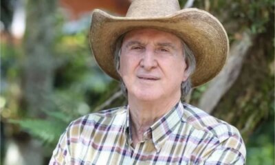 Sergio Reis e visto em um hospital no interior de