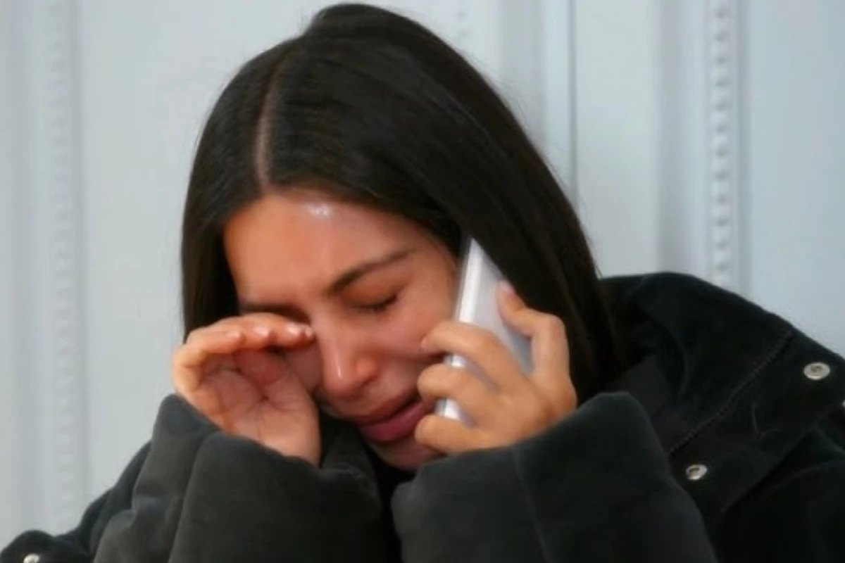 Sob mira de arma e amarrada Kim Kardashian relata momento