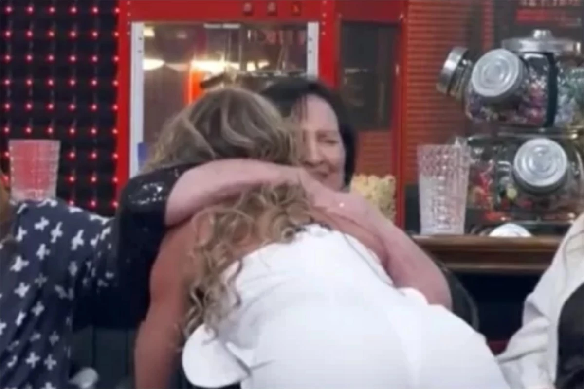 Vídeo: após briga nos bastidores do Domingão, Lívia Andrade e Dona Déa fazem as pazes e Huck fica surpreso 35 Video apos briga nos bastidores do Domingao Livia Andrade e