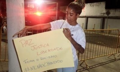 Vivi Noronha faz protesto em frente ao presidio onde Poze
