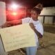 Vivi Noronha faz protesto em frente ao presidio onde Poze