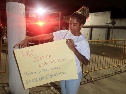 Vivi Noronha faz protesto em frente ao presídio onde Poze do Rodo está preso 31 Vivi Noronha faz protesto em frente ao presidio onde Poze