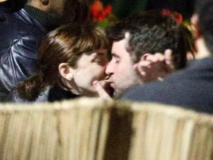 Alice Wegmann é flagrada aos beijos com novo affair após rumores de romance com Carrão 31 Alice Wegmann e flagrada aos beijos com novo affair apos