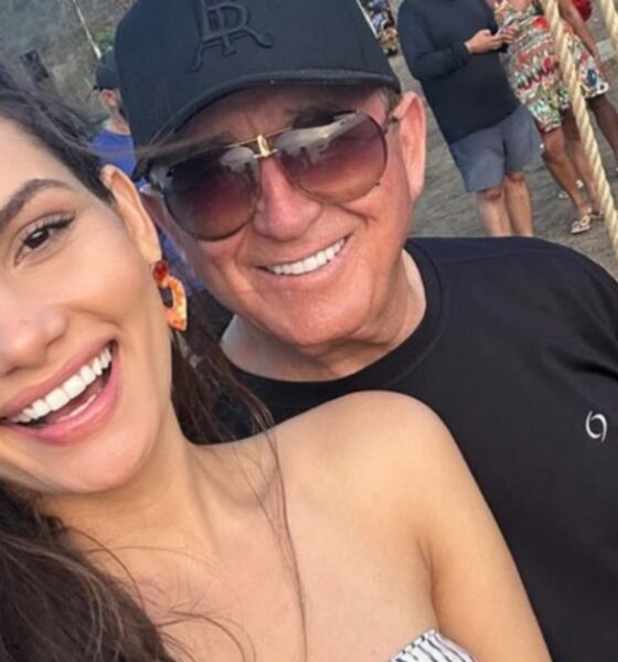 Amado Batista afirma estar solteiro diante de publico e esposa