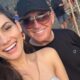 Amado Batista afirma estar solteiro diante de publico e esposa