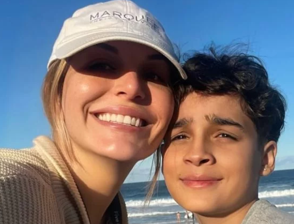 Após tentar congelar corpo do filho, cineasta realiza funeral 37 Clare McCann (Foto Reprodução Redes Sociais)