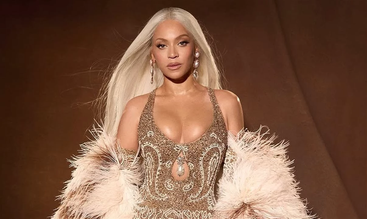 Beyoncé fica suspensa em carro inclinado por falha técnica durante show; Vídeo! 37 Default