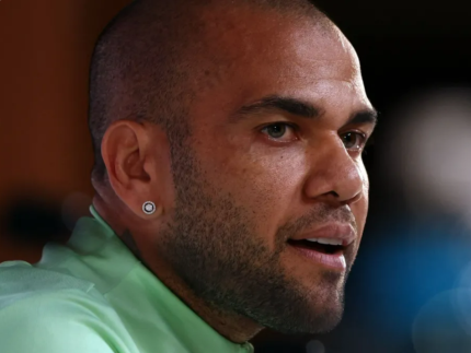 Daniel Alves vence ex esposa na Justica e recupera R 4