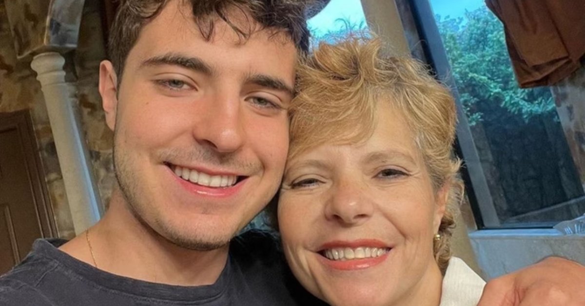 Filho de Gugu mostra presente inusitado que a mãe guardou por 18 anos: 'muito legal isso aqui' 31 Filho de Gugu mostra presente inusitado que a mae guardou
