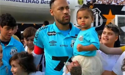 Na despedida do Santos Neymar entra em campo carregando a