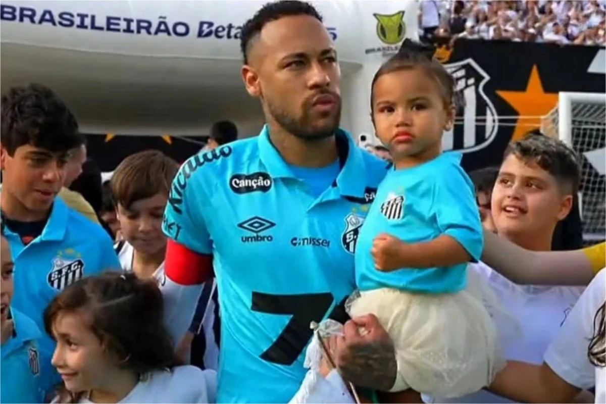 Na despedida do Santos, Neymar entra em campo carregando a filha Mavie 31 Na despedida do Santos Neymar entra em campo carregando a