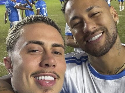 Neymar se diverte ao ver tatuagem de MC Daniel inspirada