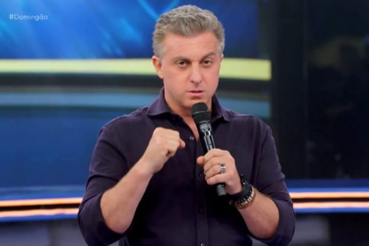 Publico nao perdoa atitude de Luciano Huck no palco do