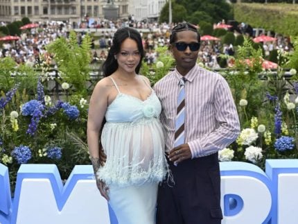 Rihanna exibe barriga de gravida no lancamento de Smurfs