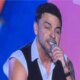 Video Zeze Di Camargo desafina durante show e tenta impedir