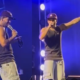Ze Felipe ganha calcinha de fa durante show e reage