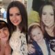 Alice Wegmann reencontra Sandy e recria foto tirada ha 22
