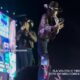 Ana Castela nota maquiador na plateia durante show e pega