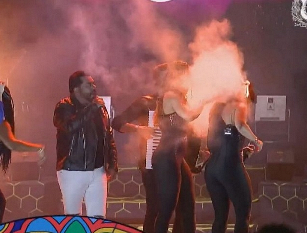 Cabelo de cantora pega fogo no meio do show em Pernambuco; veja VÍDEO 35 Cabelo de cantora pega fogo no meio do show em