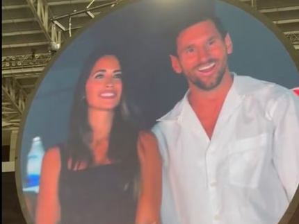 Camera do beijo flagra Messi e esposa em show do