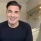 Edu Guedes reaparece apos internacao e evita falar em cancer