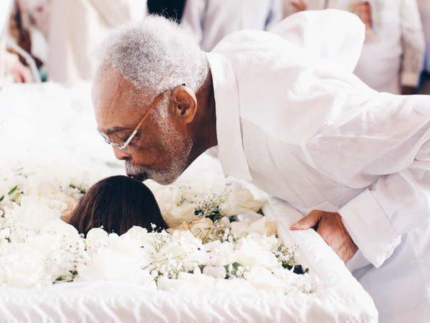 Gilberto Gil se despede de Preta com beijo na testa