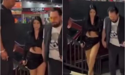 Marrone aos 60 anos surge de maos dadas com novinha