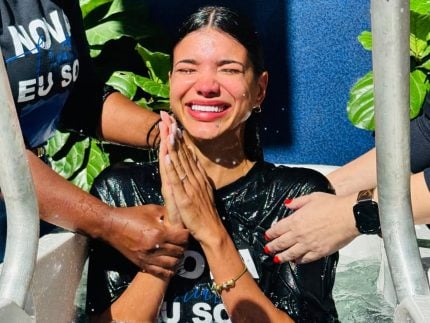 Nova vida Jakelyne esposa de Mariano aceita Jesus e se