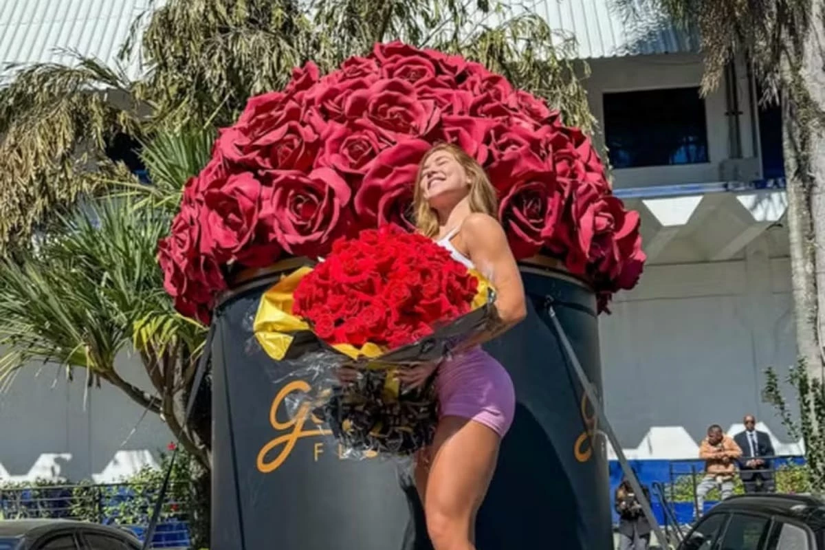 Virginia Fonseca ganha buque de 200 rosas entregue por caminhao
