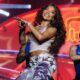 Ludmilla adapta shows para manter filha por perto e mergulha