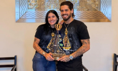 Ana Castela e Ze Felipe visitam Aparecida tocam imagem da